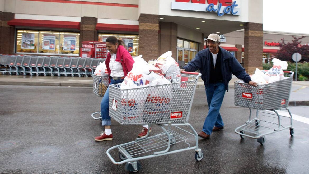 Discount grocery chain closing stores despite millions in public cash