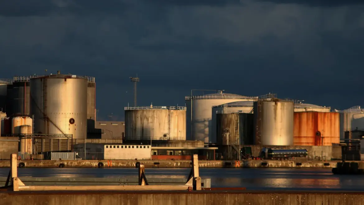 Brent Holds Near $84 as Iran Calls the Hormuz Deal…