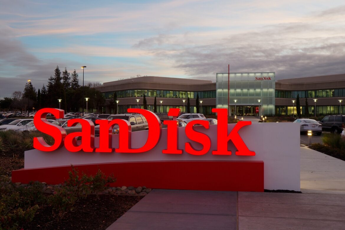 SanDisk Stock Falls to $1,323 as Analysts See 67% Upside to…